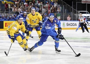 COLOGNE, GERMANY - MAY 12: Italy's Diego Kostner #22 skates with the puck while Sweden's William Karlsson #71 chases him down during preliminary round action at the 2017 IIHF Ice Hockey World Championship. (Photo by Andre Ringuette/HHOF-IIHF Images)

